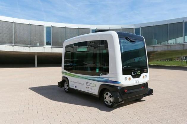 Автобус вмещает до 12 человек