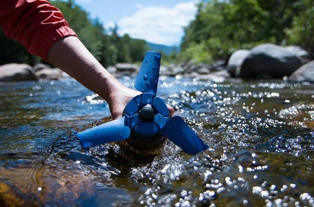 Турбіна виробляє електроенергію, використовуючи воду
