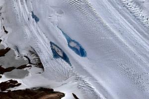 На поверхні льодовиків Антарктиди з'являються молоді озера – вчені