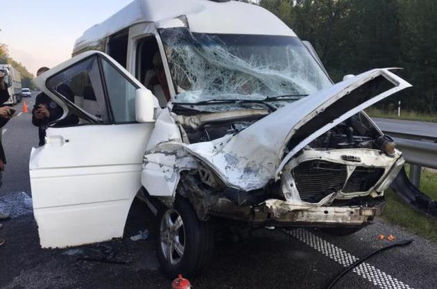 Мікроавтобус групи ТНМК сильно постраждав при зіткненні з вантажівкою