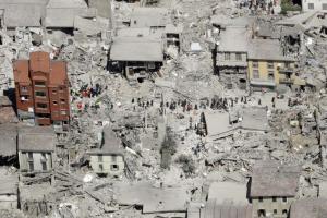 Повторні підземні поштовхи зруйнували важливу дорогу в Італії