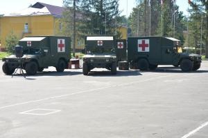 Військові США передали Україні автомобілі медичної евакуації