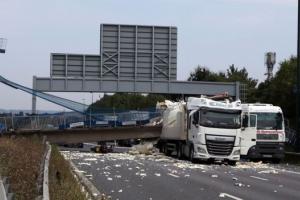 В Великобритании грузовик снес пешеходный мост