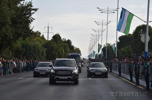 Тысячи жителей Ташкента вышли на улицы попрощаться с Каримовым