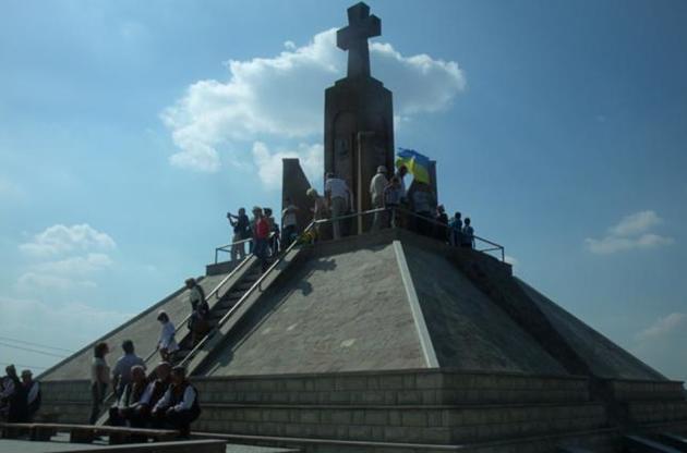 Обновленный мемориальный курган на горе Лысоне