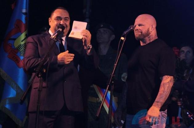 Монсон получает &quot;паспорт&quot; &quot;ЛНР&quot; из рук террориста Плотницкого