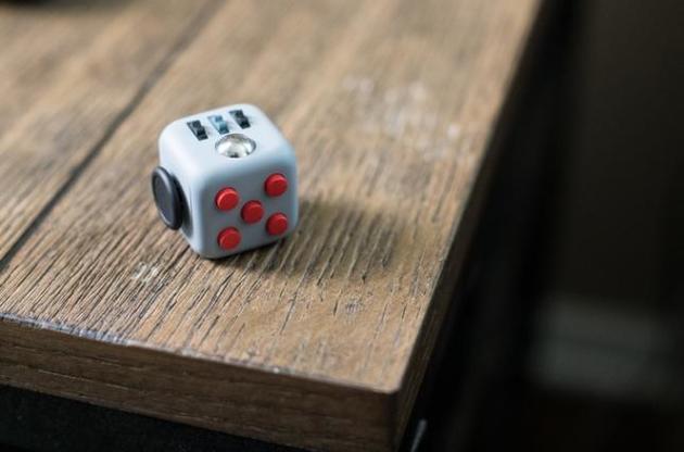 Игрушка для успокоения нервов Fidget Cube собрала 3 млн долларов на Kickstarter