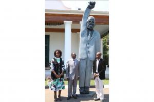 Мугабе відкрив 4-метровий пам'ятник самому собі