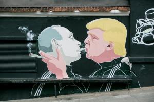 У Вільнюсі з'явилося нове графіті з Трампом і Путіним – тепер вони палять