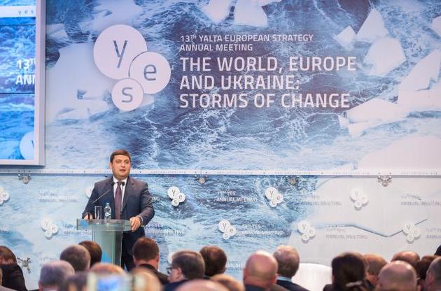 Гройсман считает, что борьба с коррупцией не продвигается из-за судов.