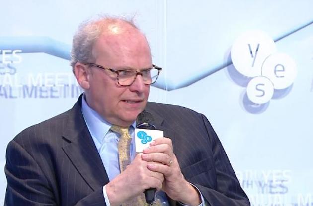 Аслунд радить Україні звільнити усіх суддів і найняти нових, не корумпованих.