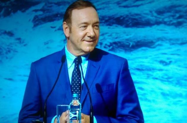 Кевин Спейси выступает на форуме YES в Киеве