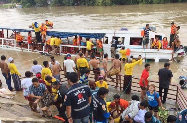 В Таиланде теплоход врезался в мост: 15 человек погибли, 10 числятся без вести пропавшими
