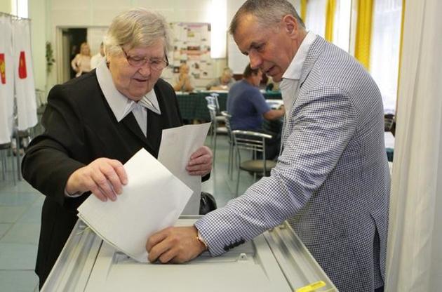 Российские политики призвали крымчан голосовать, чтобы "дать отпор Киеву и Вашингтону", но многих это не впечатлило.