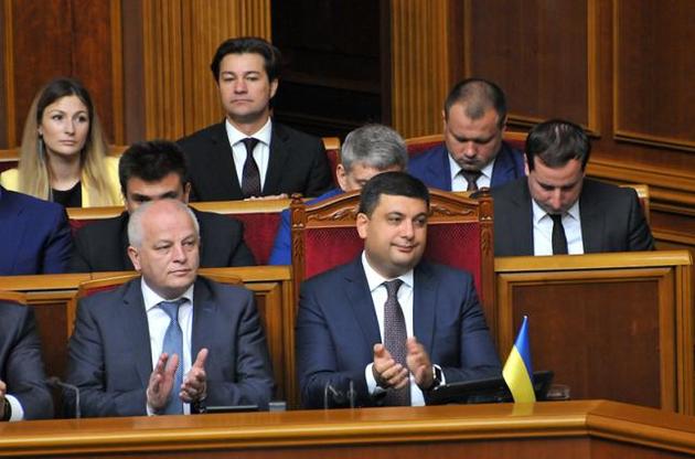 Уряд Гройсмана задумав зробити подарунок президенту і собі, а Верховній Раді нічого не дарувати
