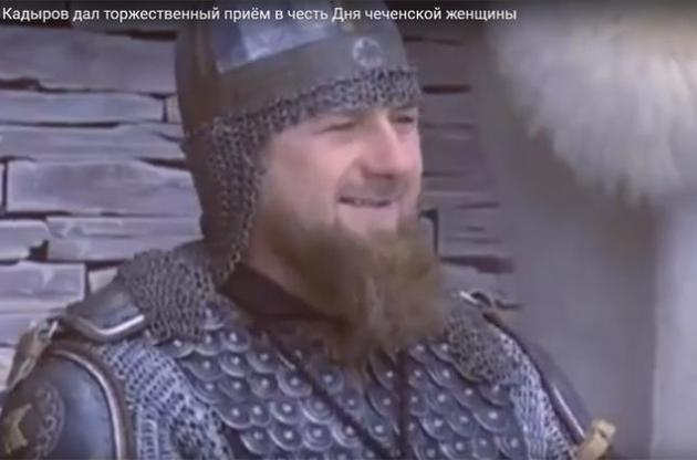 Кадыров после голосования на выборах покрасовался перед женщинами в латах и шлеме с копьем и мечом