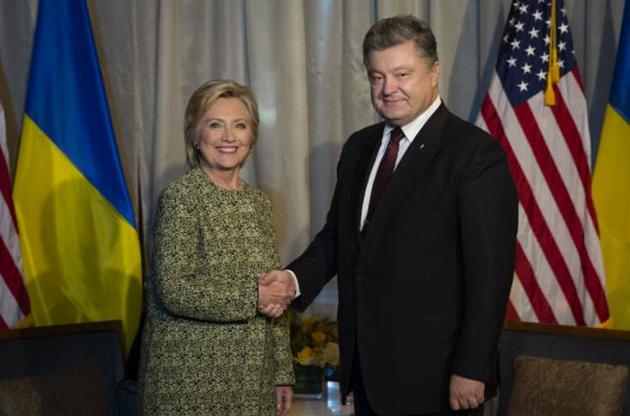 Порошенко обсудил с Клинтон ситуацию в Донбассе
