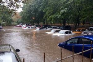 В Одессе сильный ливень затопил улицы, город стоит в пробках