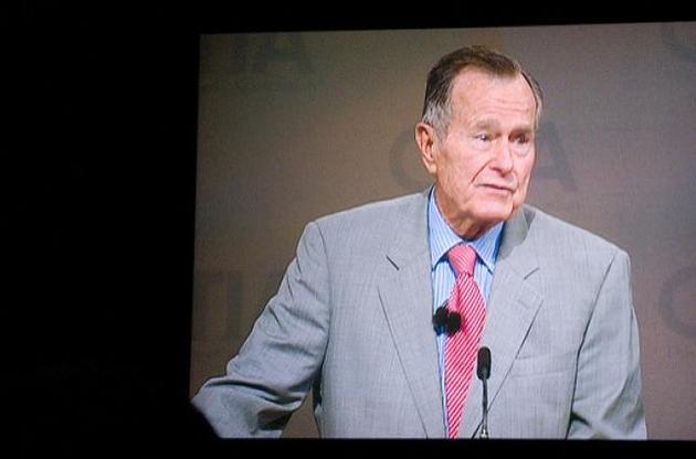 Один із найвпливовіших республіканців Джордж Буш-старший збирається підтримати кандидата-демократа на виборах.