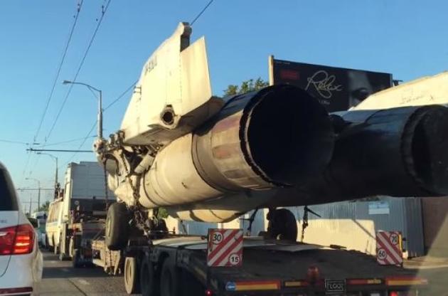 Винищувач височів над машинами в пробці