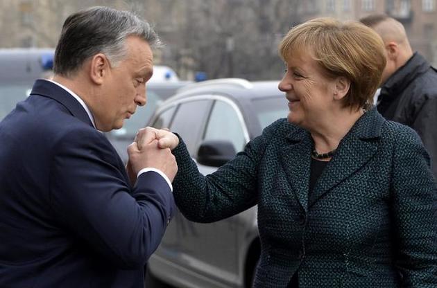 Меркель и Орбан договорились об уступках по мигрантам – СМИ