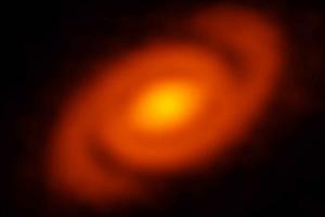 Астрономы впервые обнаружили рукава у звезды