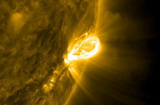 Обсерватория NASA сделала снимок арок на Солнце