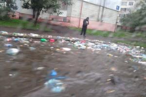 Львов затопило: по улицам плывет мусор