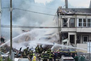 Десять пожарных пострадали в результате взрыва газа в Нью-Джерси