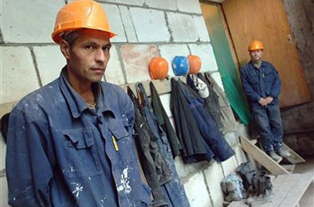 Украинцы продолжают массово ездить на заработки в Россию. Иллюстрация