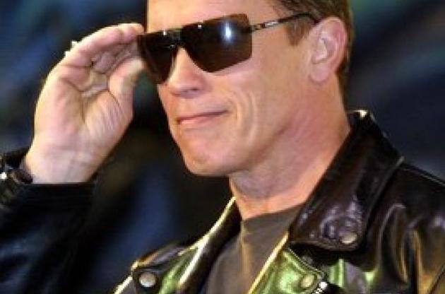 Шварцнеггер не будет голосовать за республиканца