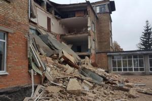 У Василькові в одній зі шкіл частково обвалилося перекриття трьох поверхів