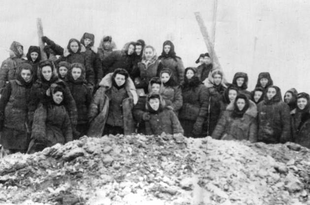 Жіноча бригада на роботі в тундрі