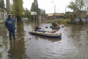 В Одессе после шторма жители передвигаются на лодках