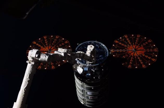 Астронавт NASA сделала фото стыковки корабля Cygnus с МКС