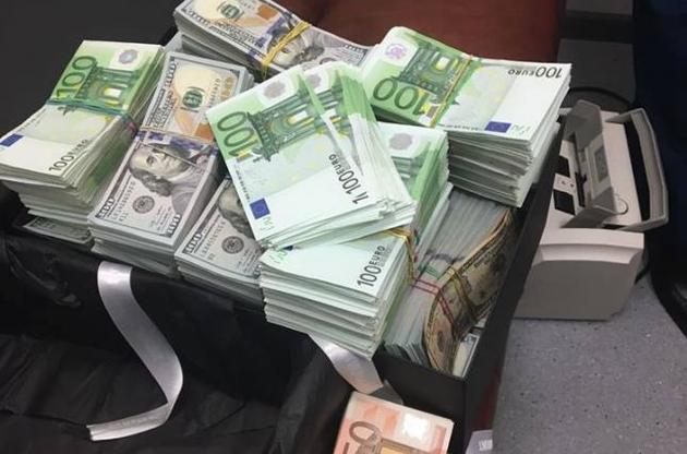 Митники виклали у Фейсбук фотографії грошей, відібраних у італійки