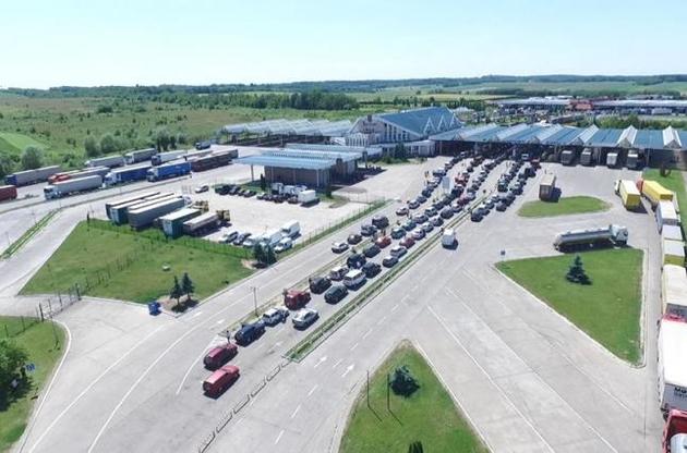 На границе с Румынией, Венгрией, Словакией и Молдовой автомобильных очередей нет