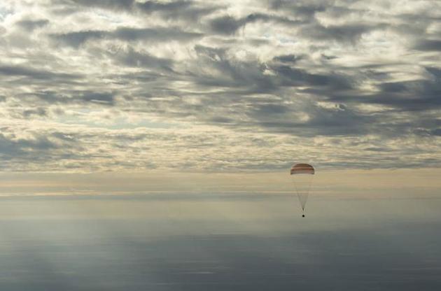 Корабель з членами екіпажу на МКС успішно приземлився в Казахстані