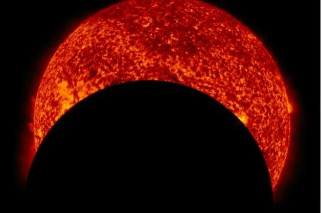 NASA представило видео транзита Луны по диску Солнца