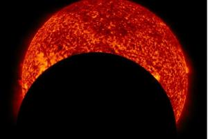 NASA представило відео транзиту Місяця по диску Сонця