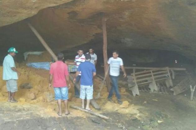 В Бразилии десять человек погибли под завалами в культовой пещере