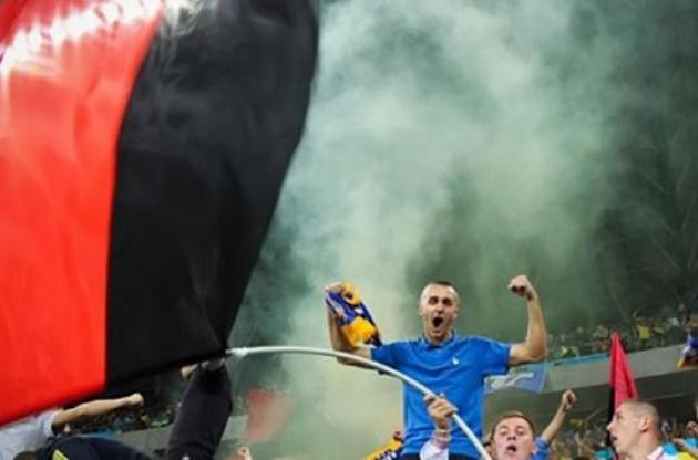 ФИФА оштрафовала ФФУ за красно-черный флаг на матче Украина - Косово