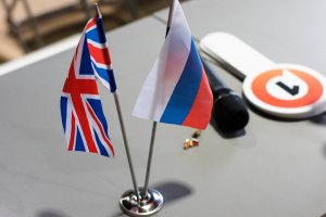 Британське посольство в РФ закидали частинами манекенів