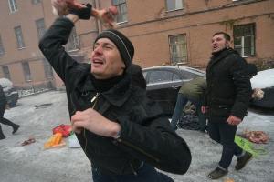 В Петербурге украинское консульство забросали костями