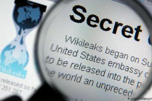 WikiLeaks показал новые письма главы избирательного штаба Клинтон