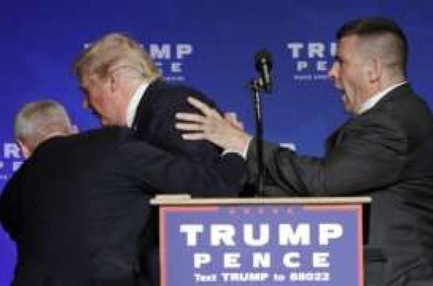 Співробітники служби безпеки відвели від трибуни Трампа