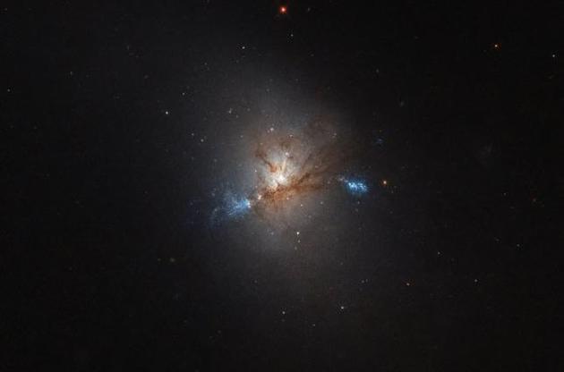 "Хаббл" сделал снимок необычной линзовидной галактики