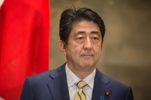 Премьер Японии станет первым лидером, который встретится с Трампом – Reuters