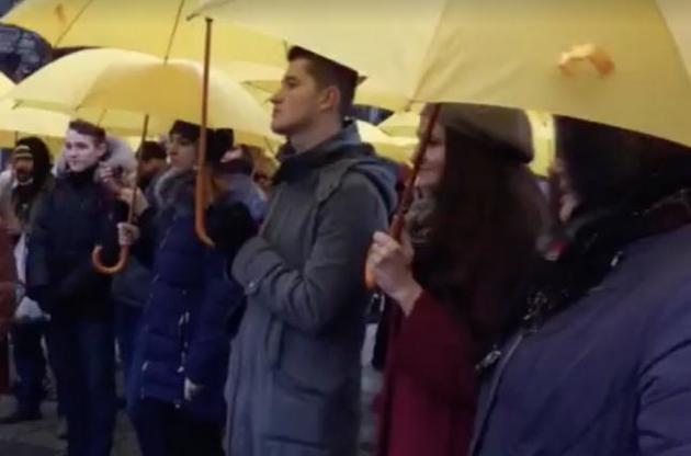 В Києві пройшов флешмоб на знак солідарності з незаконно ув'язненими людьми у Росії.