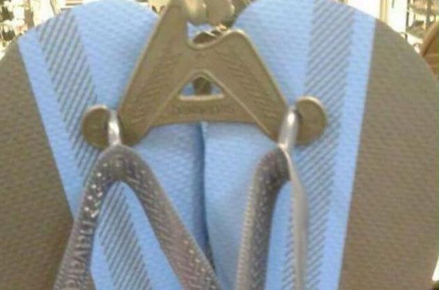 Пользователи социальных сетей по всему миру спорят о цвете шлепанцев